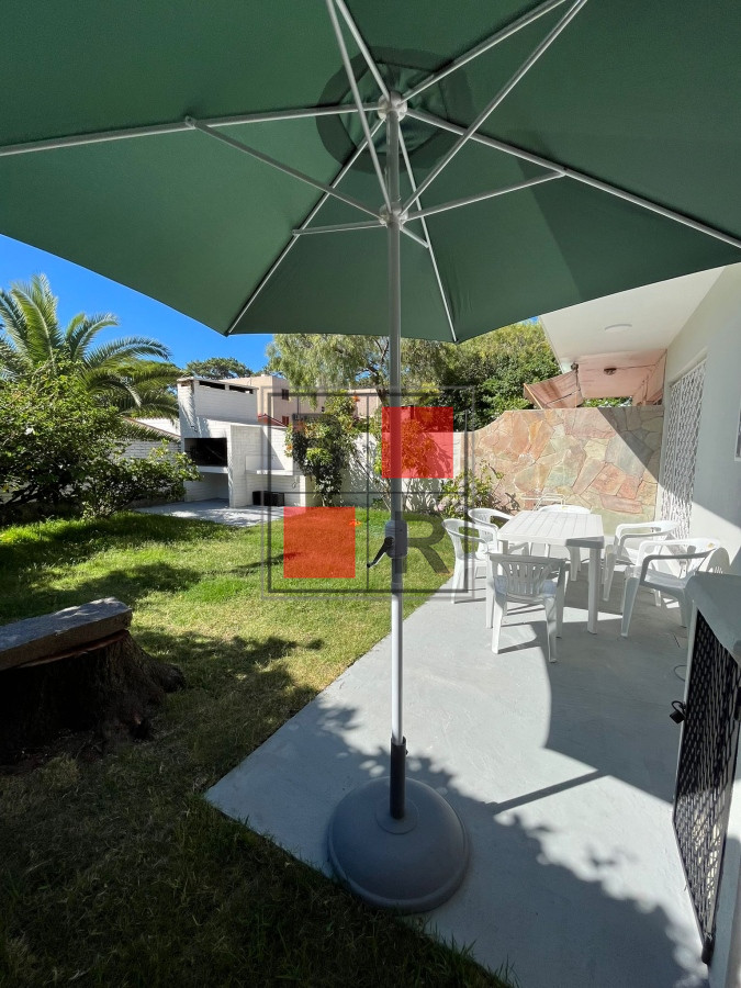 Apartamento ID.896 - VENTA PH renovado con hermoso fondo con parrillero. 