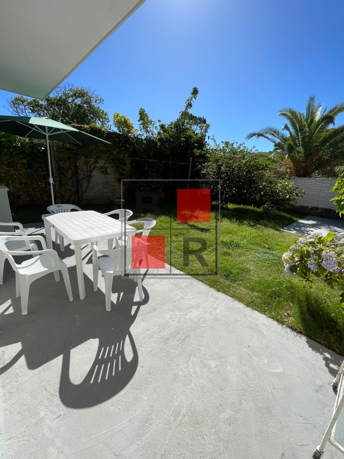 Apartamento ID.896 - VENTA PH renovado con hermoso fondo con parrillero. 