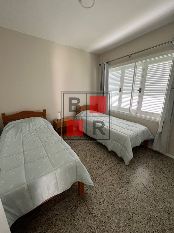 Apartamento ID.896 - VENTA PH renovado con hermoso fondo con parrillero. 