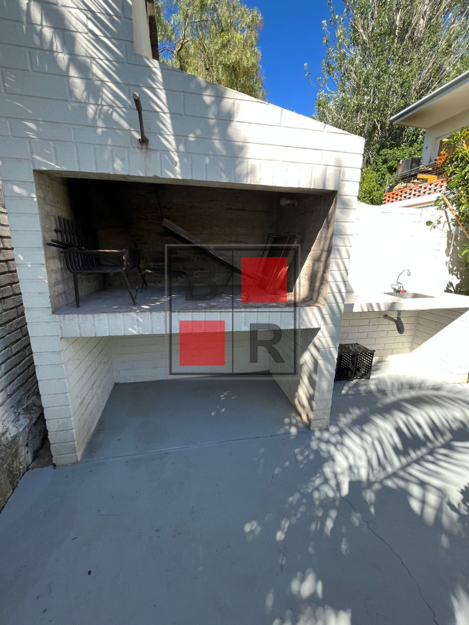 Apartamento ID.896 - VENTA PH renovado con hermoso fondo con parrillero. 