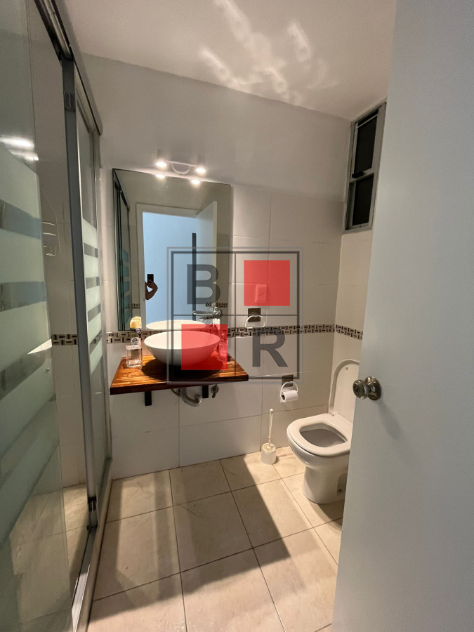 Apartamento ID.896 - VENTA PH renovado con hermoso fondo con parrillero. 