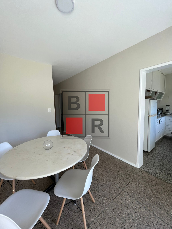 Apartamento ID.896 - VENTA PH renovado con hermoso fondo con parrillero. 