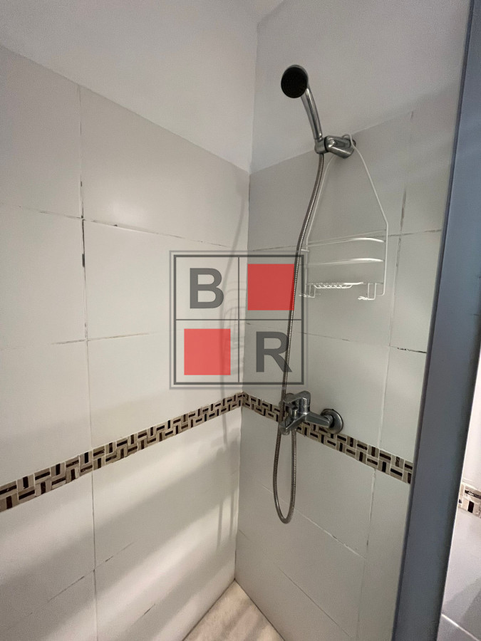 Apartamento ID.896 - VENTA PH renovado con hermoso fondo con parrillero. 