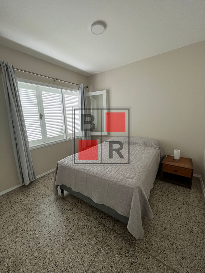 Apartamento ID.896 - VENTA PH renovado con hermoso fondo con parrillero. 