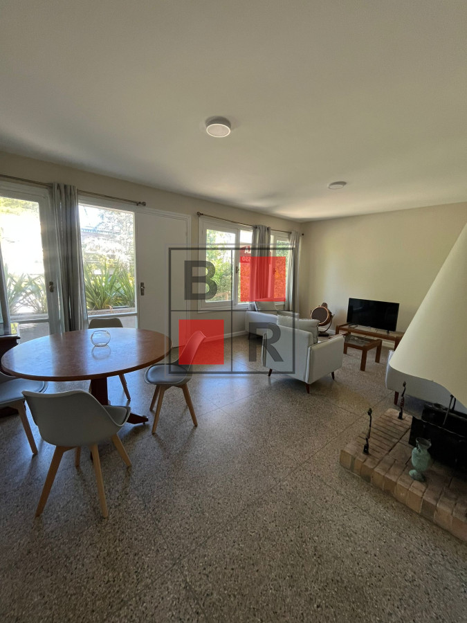 Apartamento ID.896 - VENTA PH renovado con hermoso fondo con parrillero. 