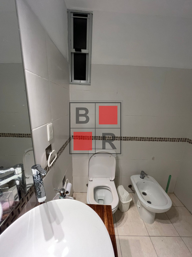 Apartamento ID.896 - VENTA PH renovado con hermoso fondo con parrillero. 