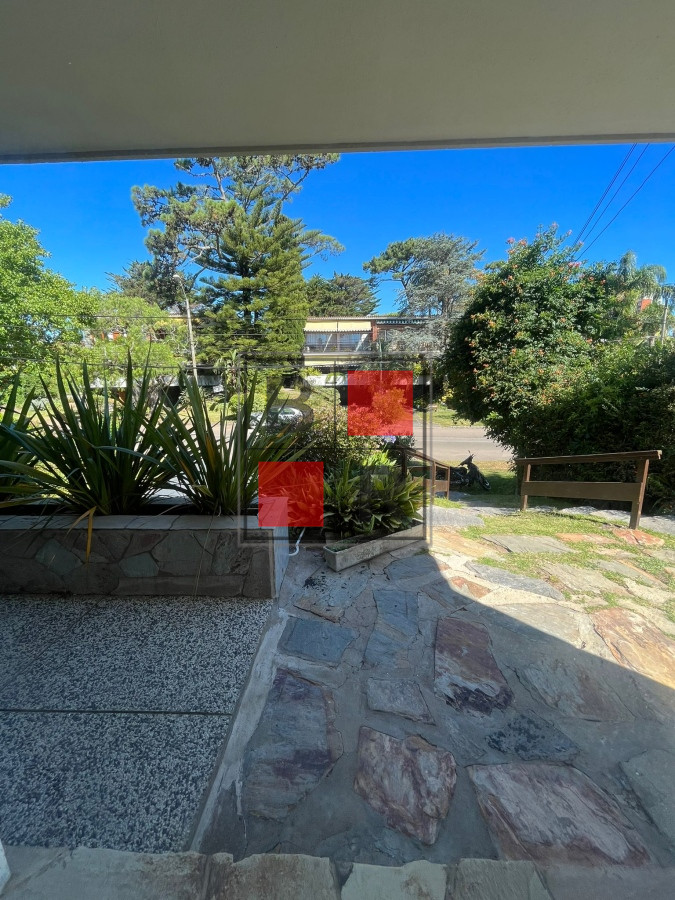 Apartamento ID.896 - VENTA PH renovado con hermoso fondo con parrillero. 