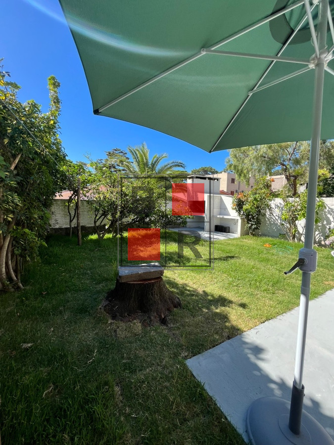 Apartamento ID.896 - VENTA PH renovado con hermoso fondo con parrillero. 