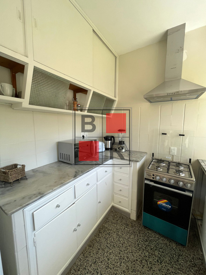 Apartamento ID.896 - VENTA PH renovado con hermoso fondo con parrillero. 