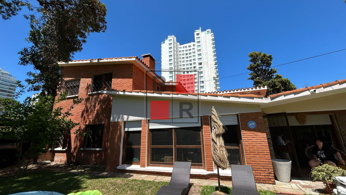 Casa ID.1207 - OPORTUNIDAD DE VENTA MANSA- Chalet de 5 dormitorios 