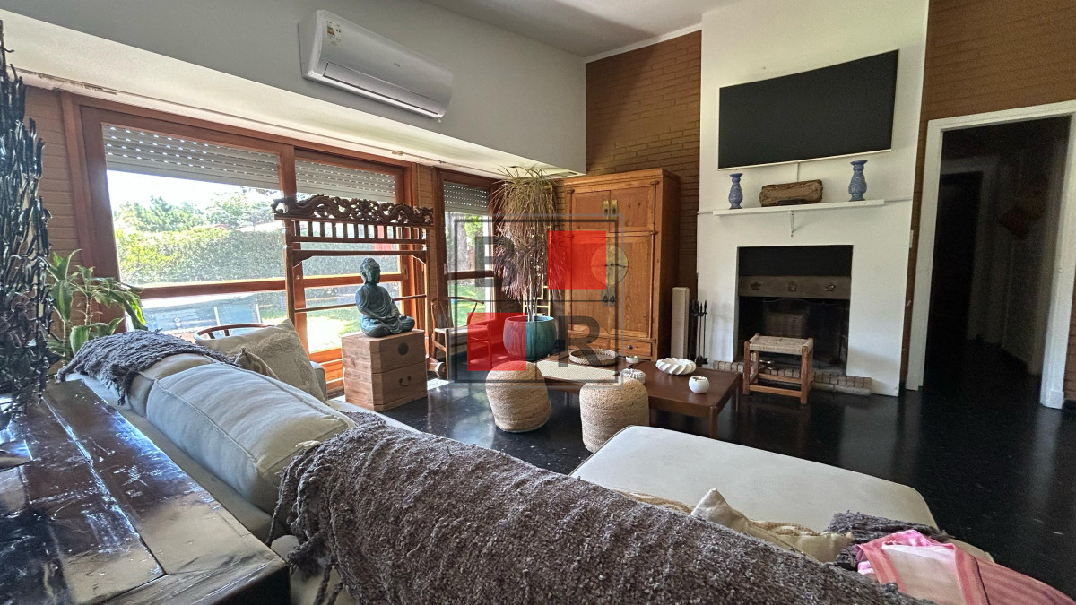 Casa ID.1207 - OPORTUNIDAD DE VENTA MANSA- Chalet de 5 dormitorios 