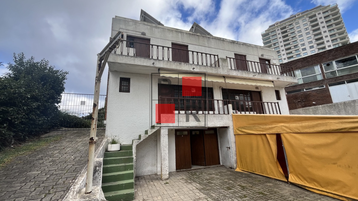 Local Comercial ID.1034 - LOCAL VENTA Parada 5 frente a ANCAP y a metros de Punta Shopping
