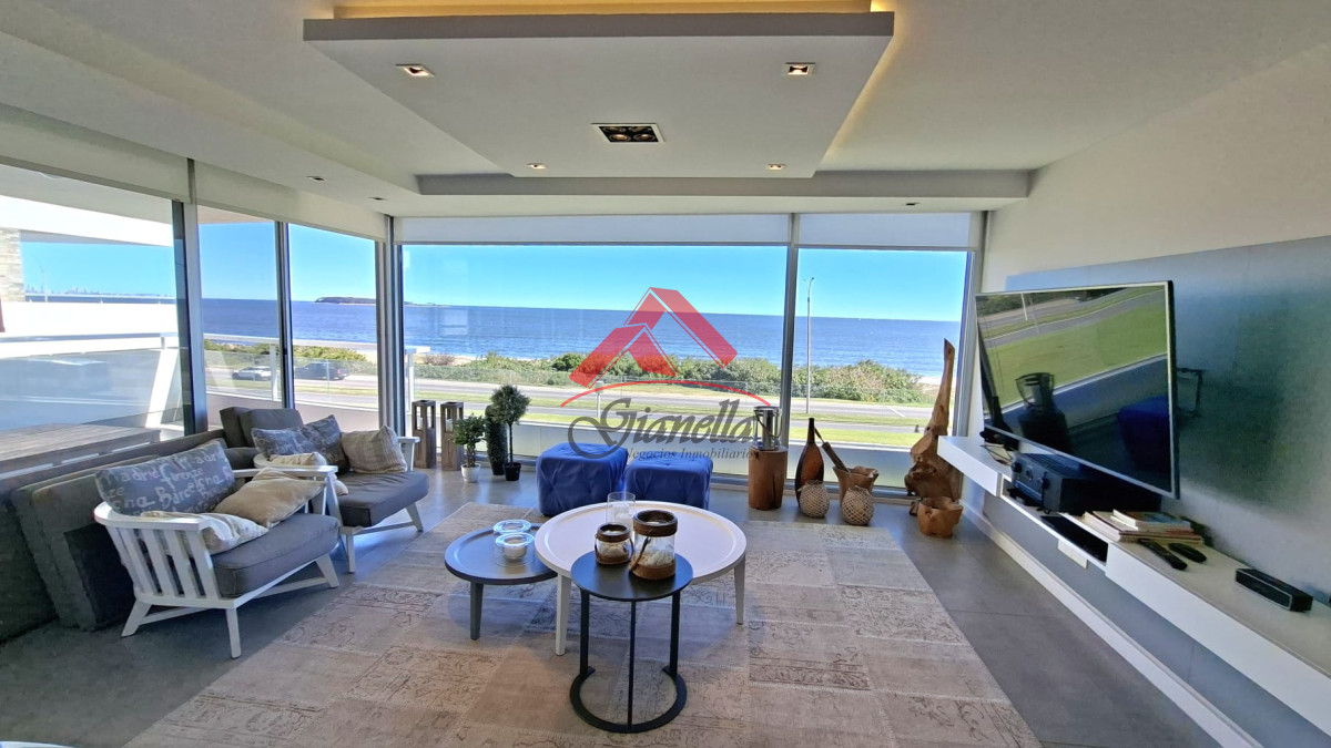 Apartamento ID.2164 - Excepcional plata en primera linea mansa 