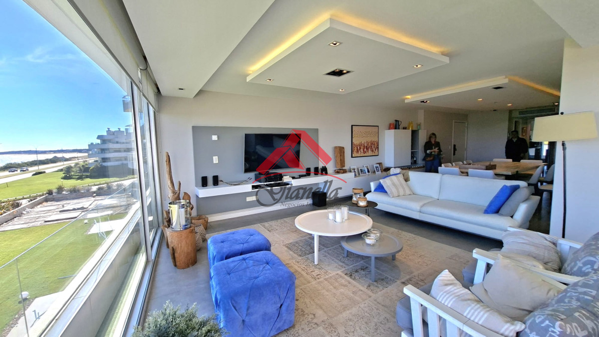 Apartamento ID.2164 - Excepcional plata en primera linea mansa 