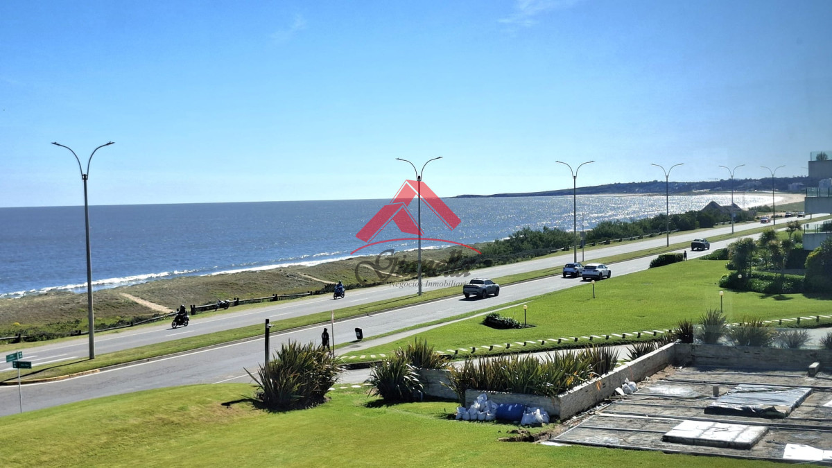 Apartamento ID.2164 - Excepcional plata en primera linea mansa 