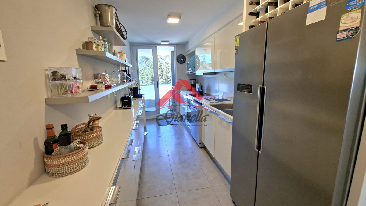 Apartamento ID.2164 - Excepcional plata en primera linea mansa 