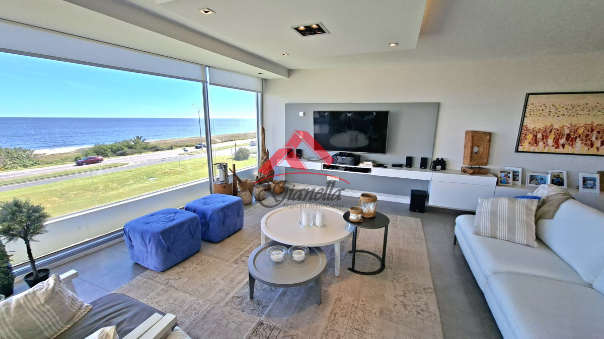 Apartamento ID.2164 - Excepcional plata en primera linea mansa 