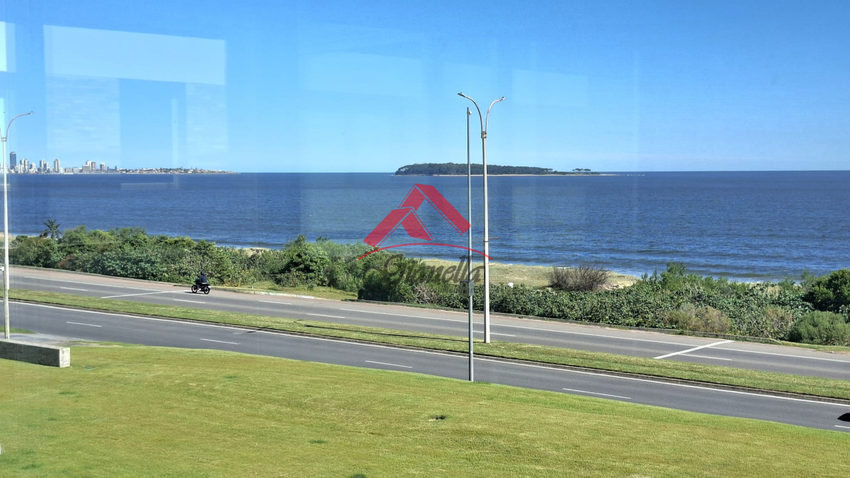 Apartamento ID.2164 - Excepcional plata en primera linea mansa 