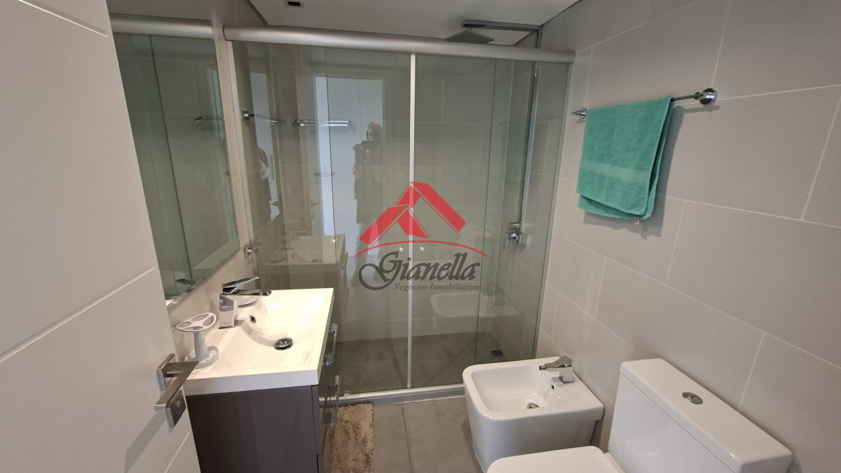 Apartamento ID.2164 - Excepcional plata en primera linea mansa 