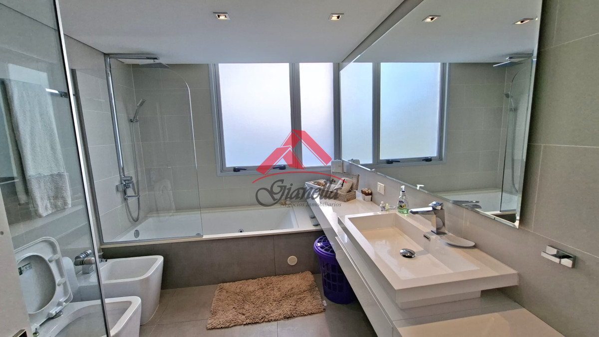 Apartamento ID.2164 - Excepcional plata en primera linea mansa 
