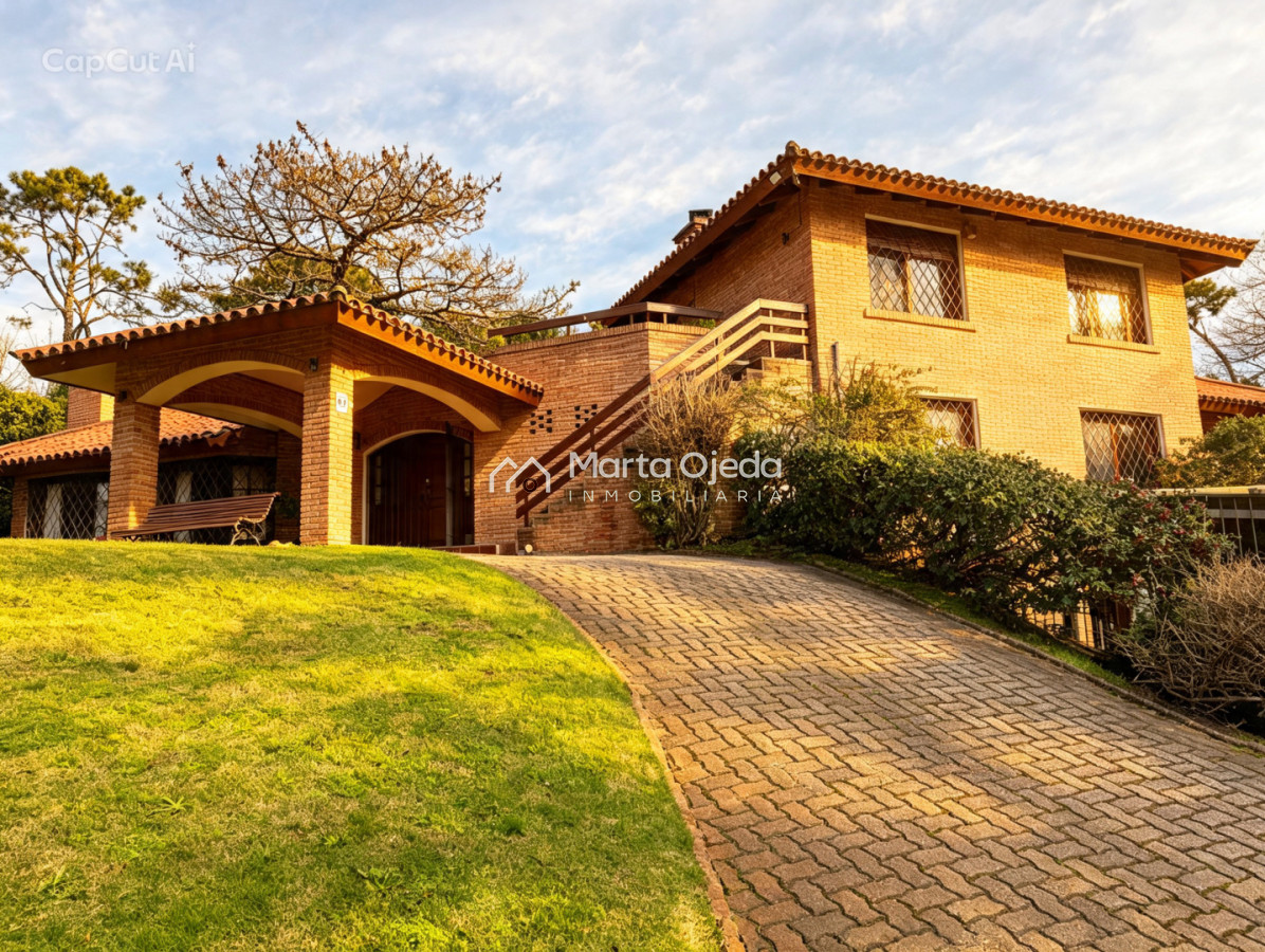 Casa en lugano, 5 dormitorios 4 baños y dependencias de servicios  -
