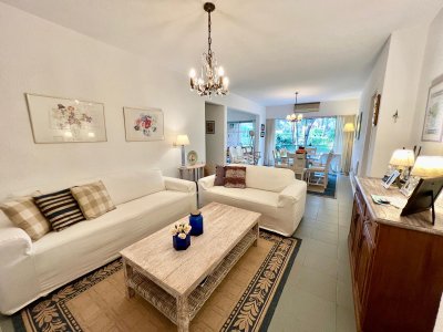 En venta, playa mansa, zona parada 16, de 3 dormitorios, con parrillero.