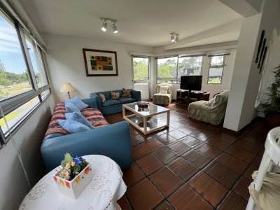 Muy cómodo apartamento de 3 dormitorios en venta, zona shopping en Punta del Este