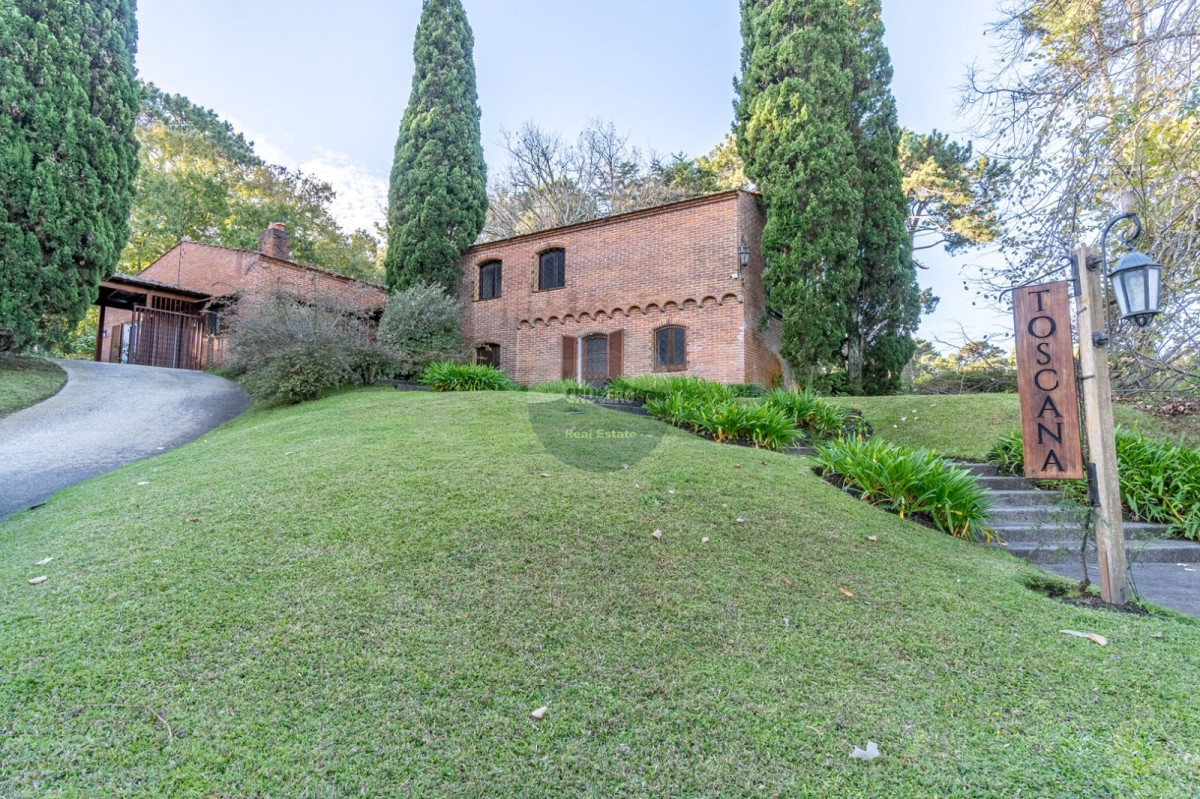 Casa ID.6565 - CASA EN VENTA DE 5 DORMITORIOS EN LUGANO