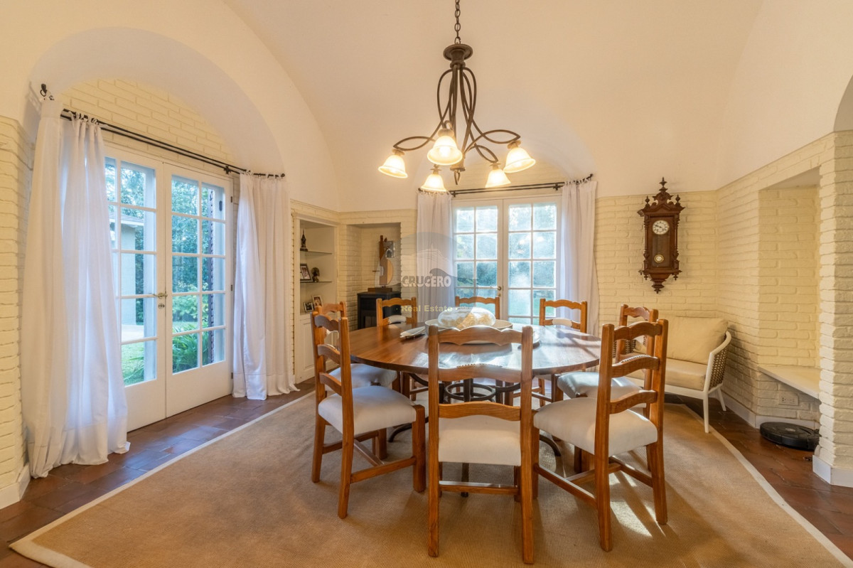 Casa ID.6565 - CASA EN VENTA DE 5 DORMITORIOS EN LUGANO