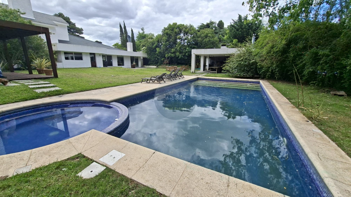 Casa ID.6566 - CASA EN VENTA EN LUGANO DE 8 DORMITORIOS