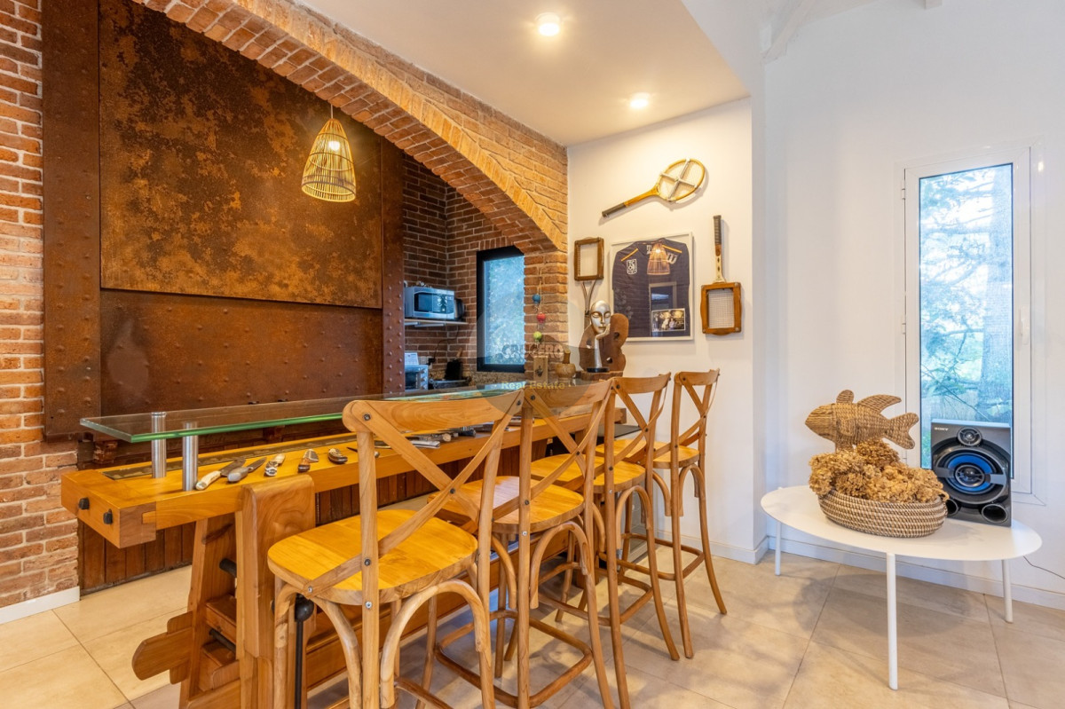 Casa ID.6565 - CASA EN VENTA DE 5 DORMITORIOS EN LUGANO
