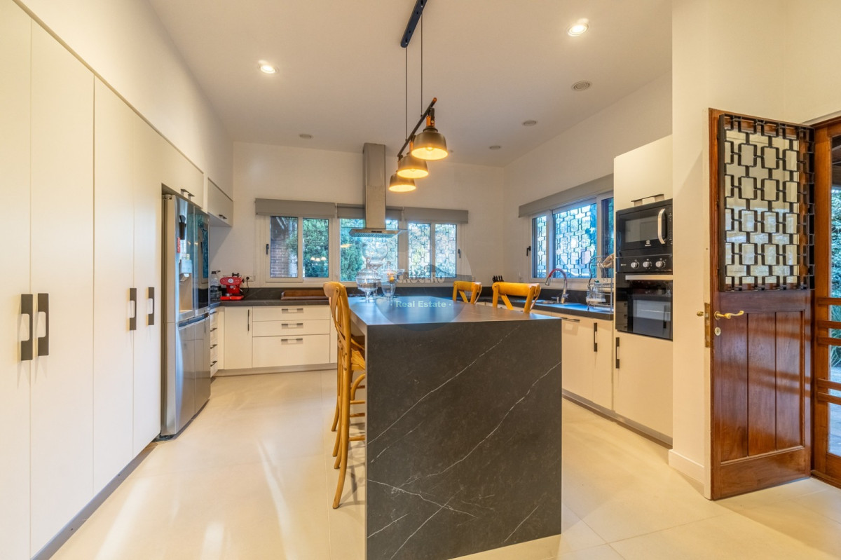 Casa ID.6565 - CASA EN VENTA DE 5 DORMITORIOS EN LUGANO