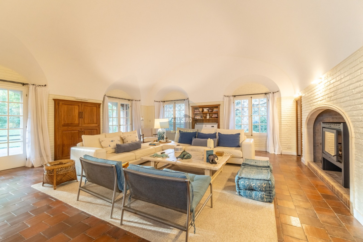 Casa ID.6565 - CASA EN VENTA DE 5 DORMITORIOS EN LUGANO