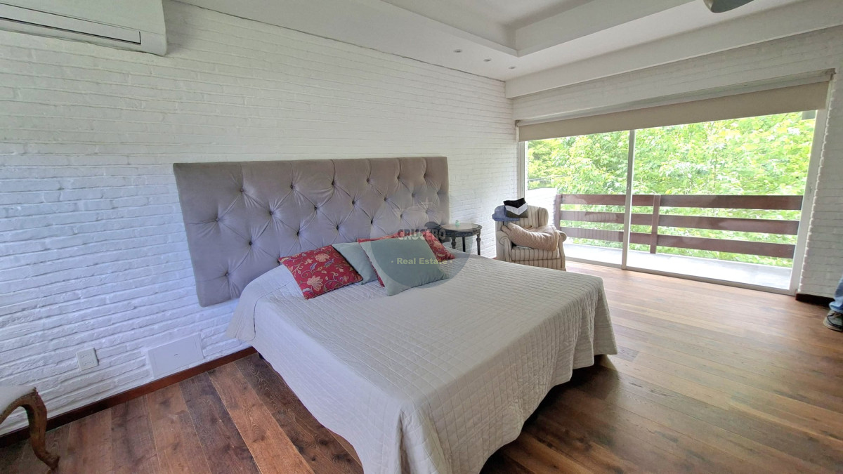 Casa ID.6566 - CASA EN VENTA EN LUGANO DE 8 DORMITORIOS