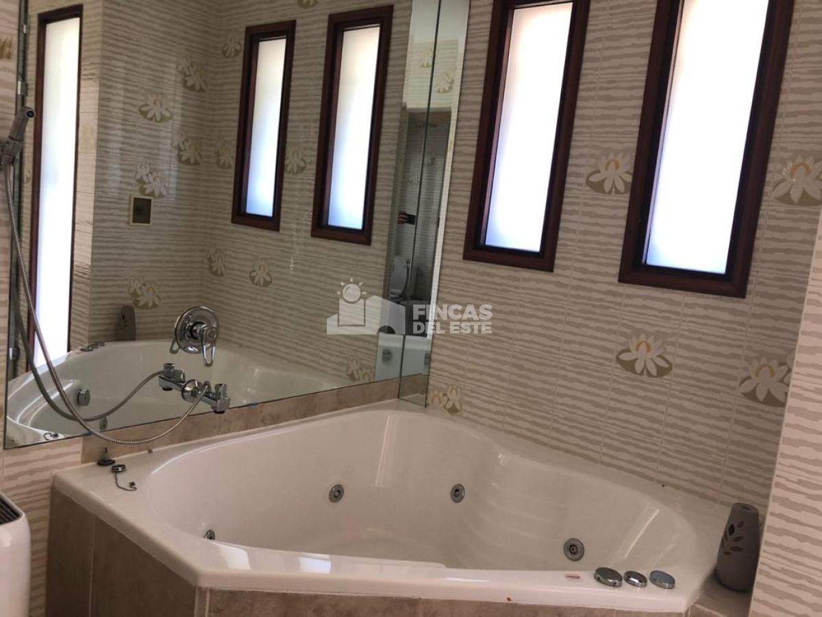 Casa ID.2497/Excelente-casa-de-5-dormitorios-en-lugano-PUNTA-DEL-ESTE - Excelente casa de 5 dormitorios en lugano PUNTA DEL ESTE