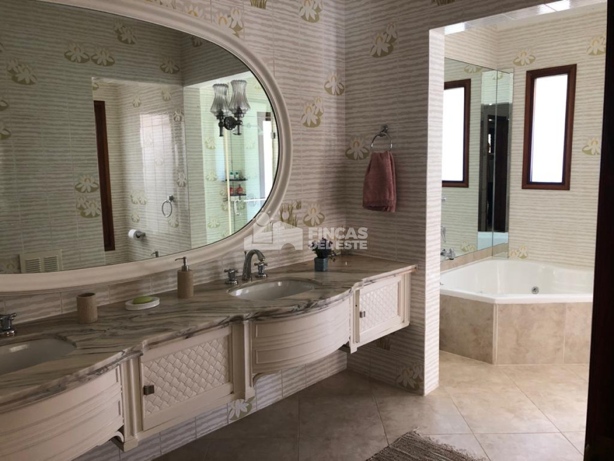 Casa ID.2497/Excelente-casa-de-5-dormitorios-en-lugano-PUNTA-DEL-ESTE - Excelente casa de 5 dormitorios en lugano PUNTA DEL ESTE