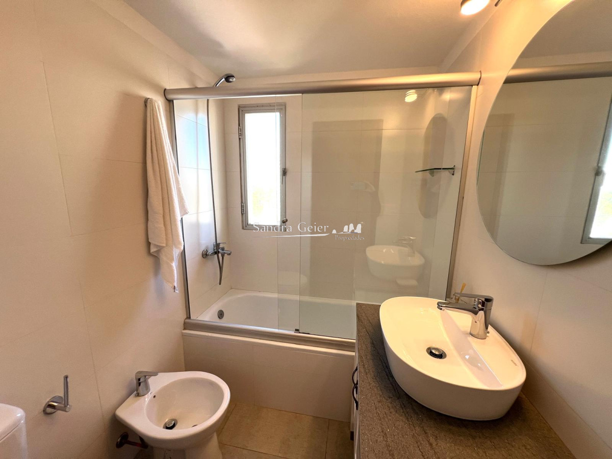 Apartamento ID.3070 - apartamento en venta zona shopping punta, 2 dormitorios y dependencia