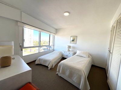 Apartamento ID.3070 - apartamento en venta zona shopping punta, 2 dormitorios y dependencia