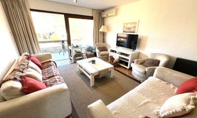 apartamento en venta en playa mansa, dos dormitorios dos baños