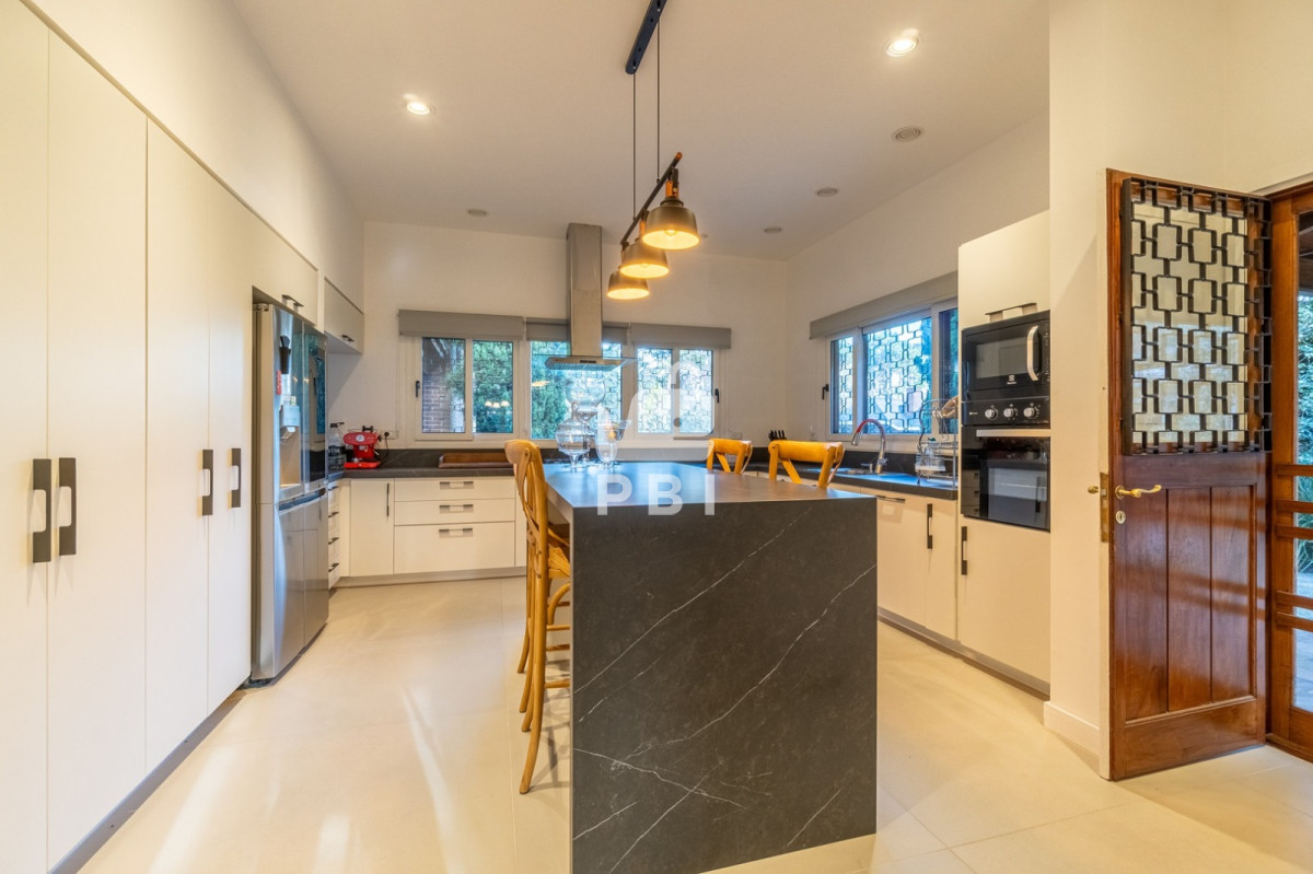 RVNQRUNUQUNVTEFSIENBU0EgRU4gWk9OQSBTSE9QUElORyAgLSBSZWYgOiBQQkkxNTQ5NA==