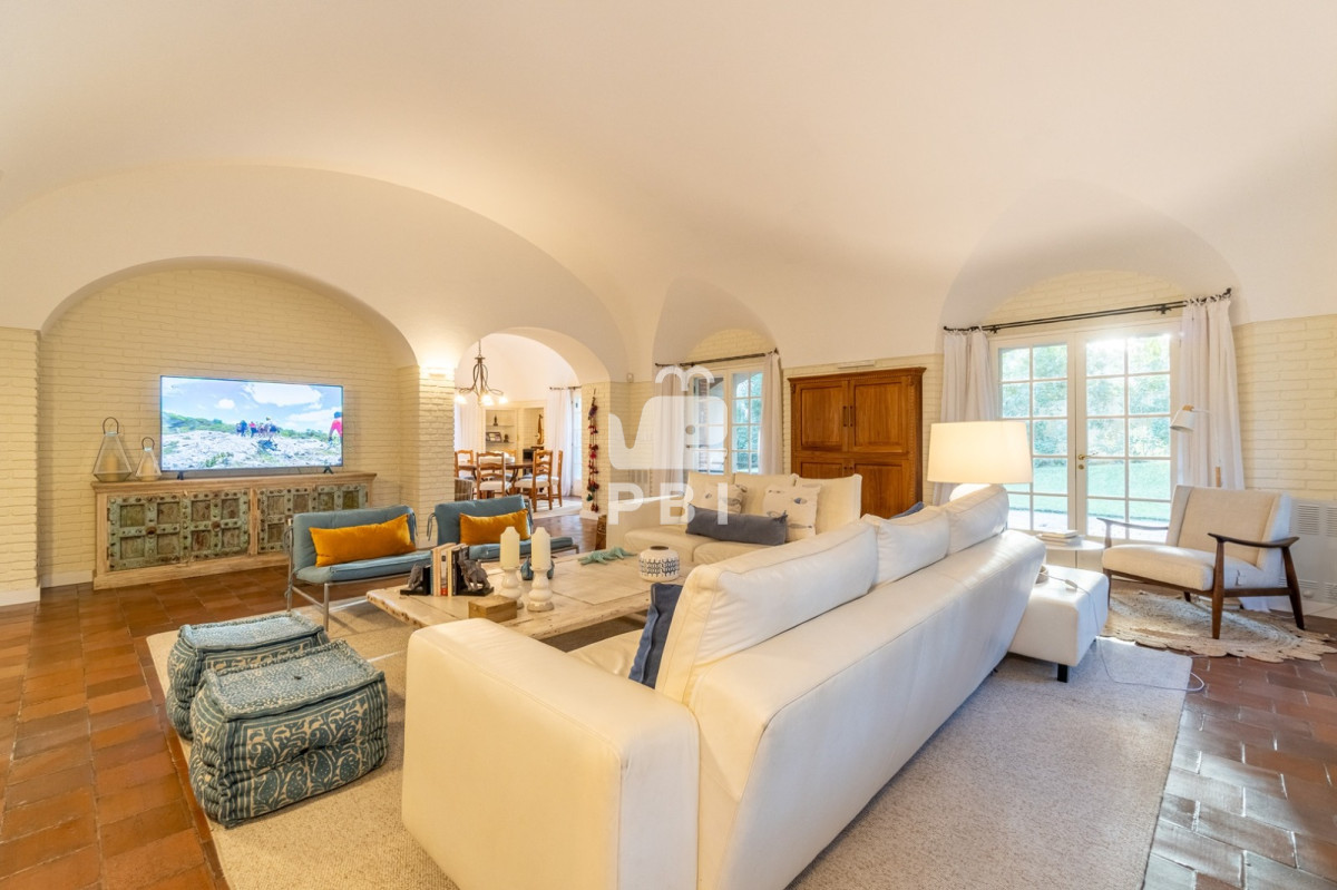 RVNQRUNUQUNVTEFSIENBU0EgRU4gWk9OQSBTSE9QUElORyAgLSBSZWYgOiBQQkkxNTQ5NA==