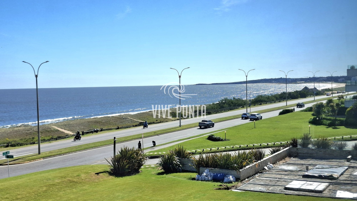 Apartamento ID.1099 - Excepcional plata en primera linea mansa 