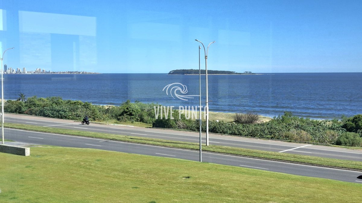 Apartamento ID.1099 - Excepcional plata en primera linea mansa 