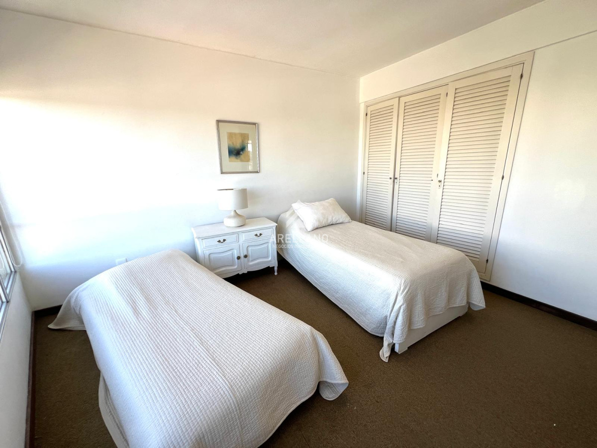 Apartamento ID.5055 - apartamento en venta zona shopping punta, 2 dormitorios y dependencia