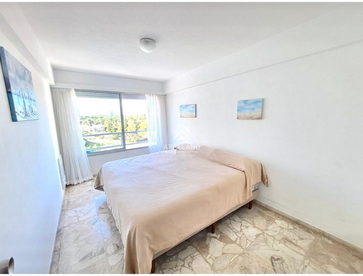 Apartamento ID.5360 - En venta primera linea playa mansa apartamento de 2 dormitorios y medio