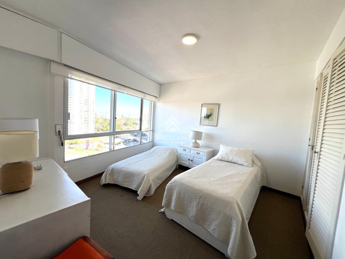 Apartamento ID.5055 - apartamento en venta zona shopping punta, 2 dormitorios y dependencia