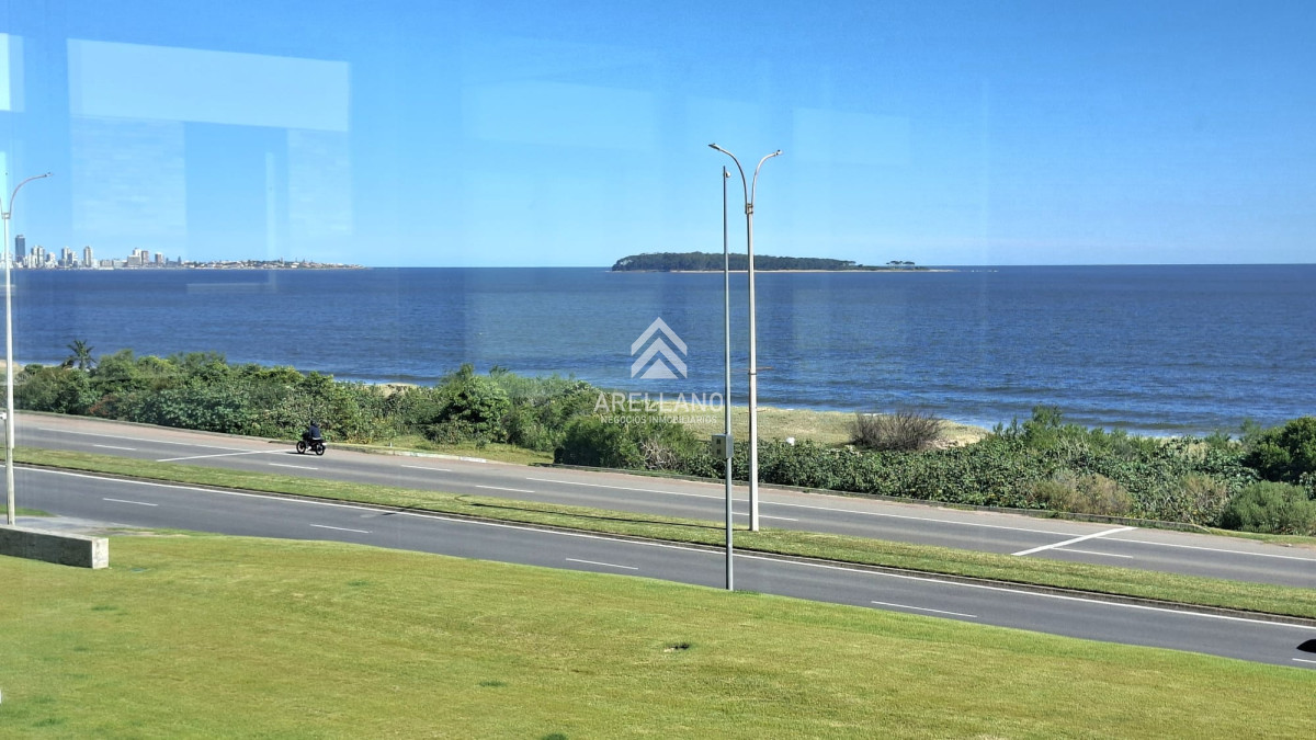 Apartamento ID.5592 - Excepcional planta en primera linea mansa 