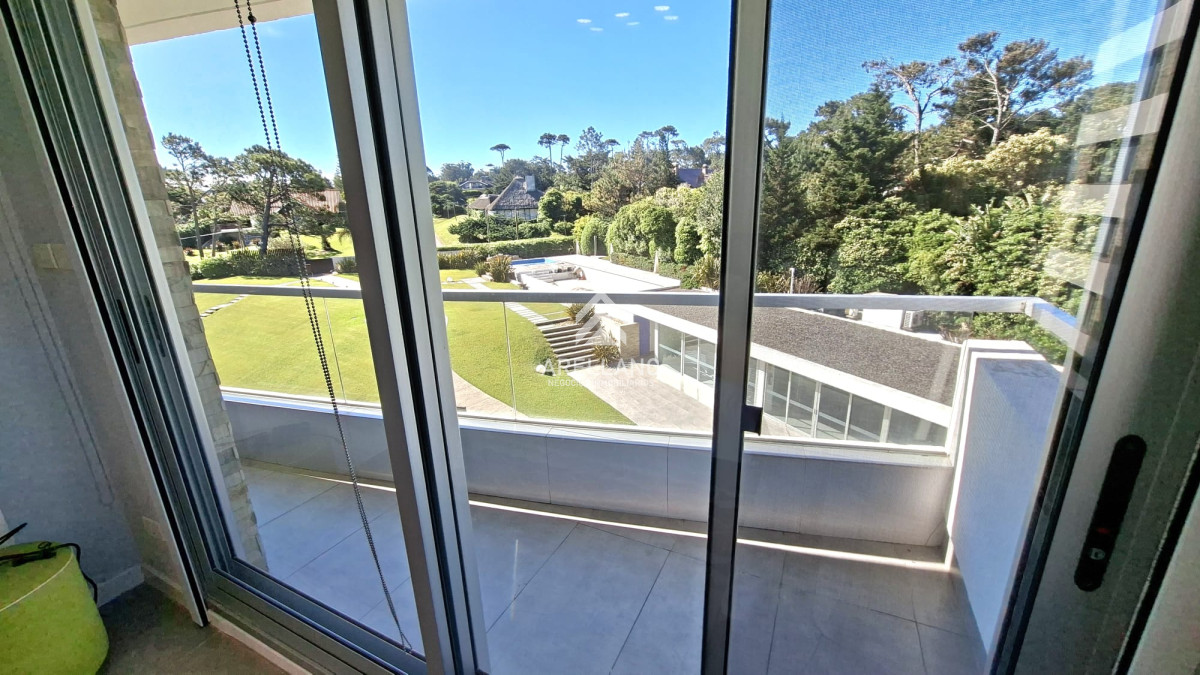 Apartamento ID.5592 - Excepcional planta en primera linea mansa 