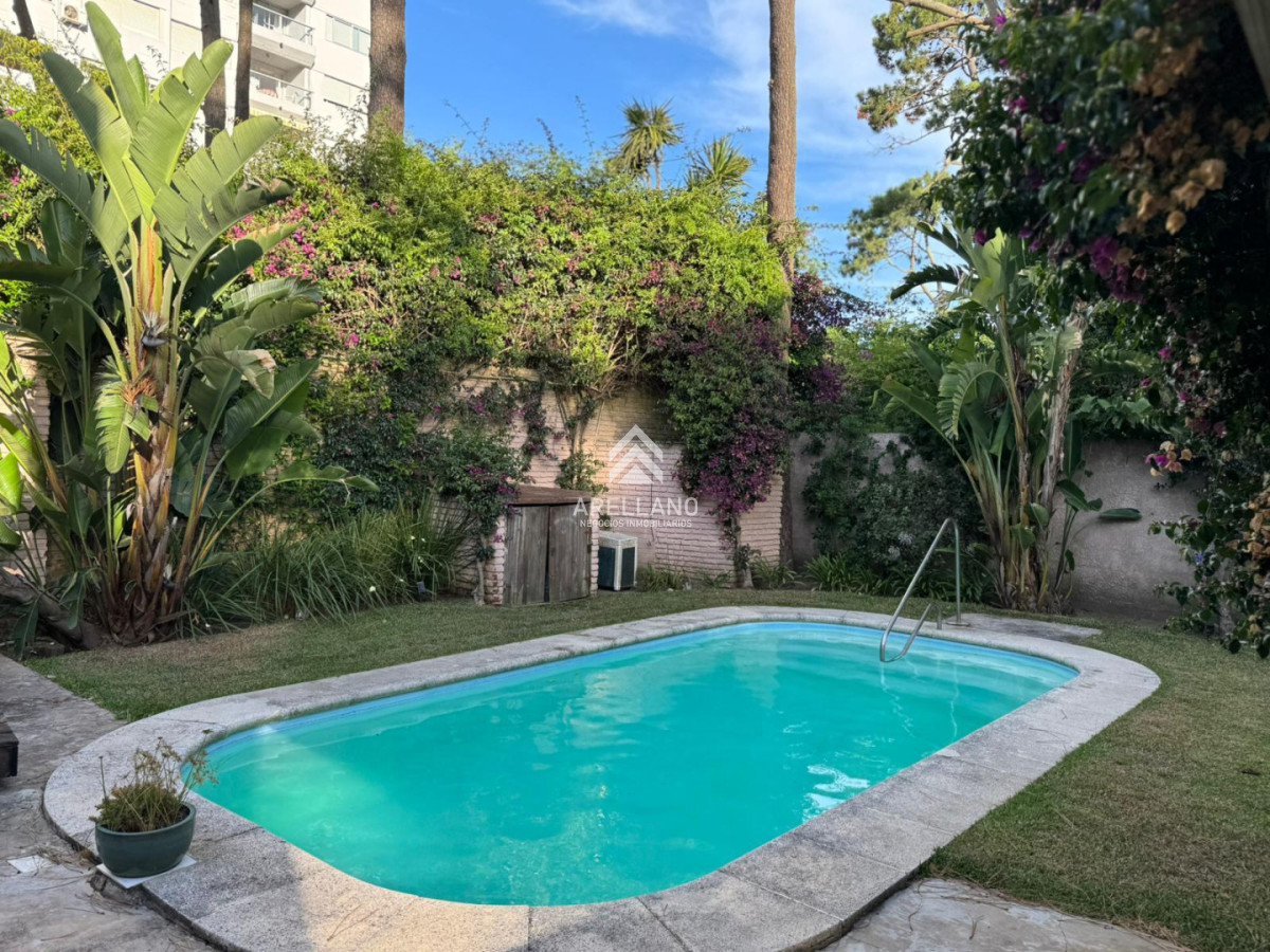Casa ID.6482 - Venta casa 4 dormitorios Playa Mansa -  Punta del Este