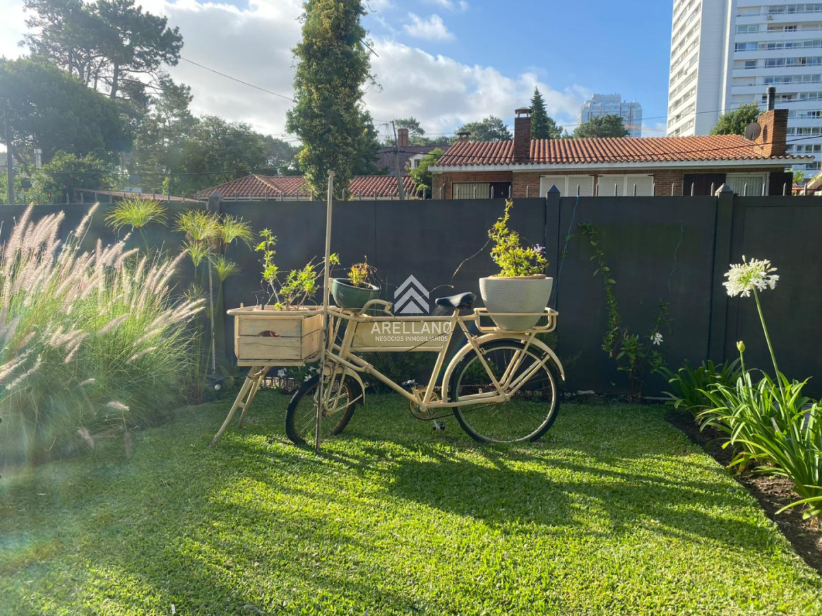 Casa ID.6482 - Venta casa 4 dormitorios Playa Mansa -  Punta del Este